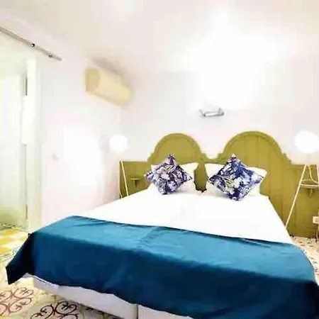 Beautiful 3 Floors Front Beach House With Terrace Hébergement de vacances